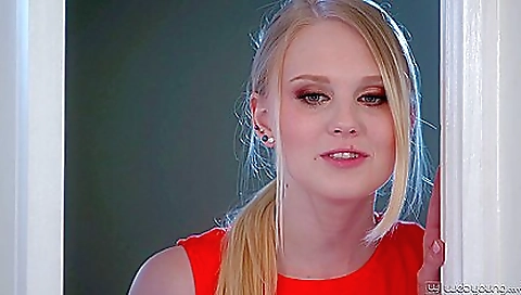 Sexy brunettecouber dinara peeks of a amateur